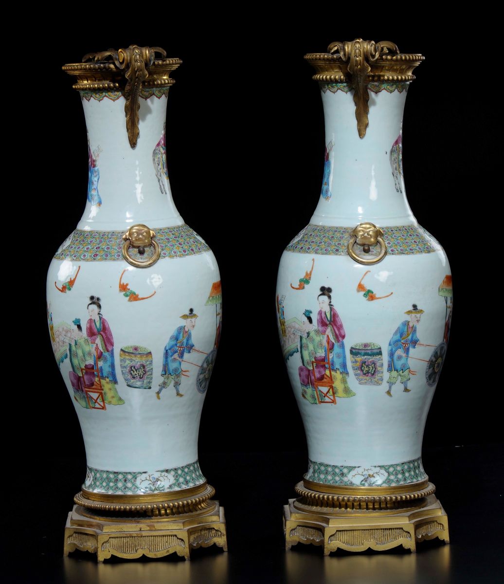 Coppia di Vasi in Porcellana Famiglia Rosa Montati in Bronzo con Decoro di Personaggi e Scene di ...