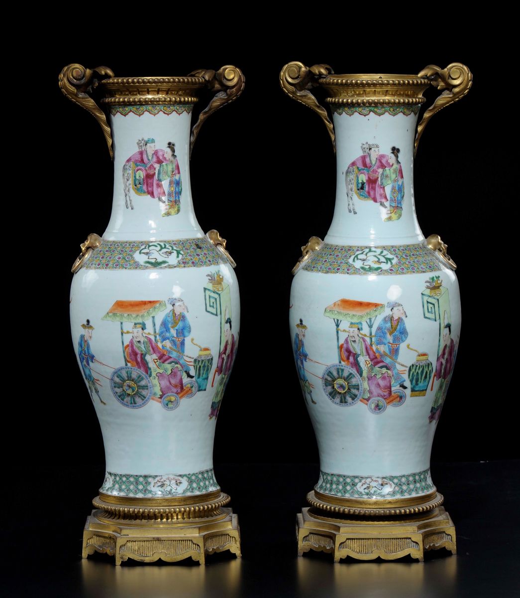 Coppia di Vasi in Porcellana Famiglia Rosa Montati in Bronzo con Decoro di Personaggi e Scene di ...