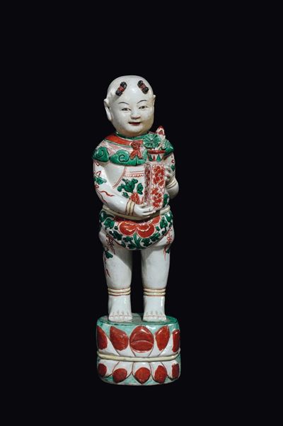 Figura di O-boy Eretto su Doppio Fiore di Loto in Porcellana Samson con Vaso in Mano, Cina, Dinas...