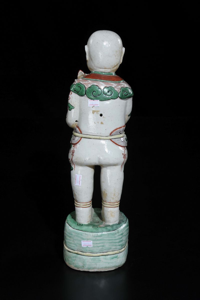 Figura di O-boy Eretto su Doppio Fiore di Loto in Porcellana Samson con Vaso in Mano, Cina, Dinas...