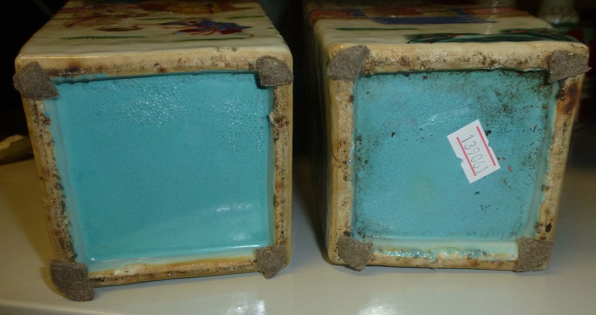 Coppia Vasi a Sezione Quadrata in Porcellana a Smalti Policromi a Doppia Ansa con Raffigurazione ...