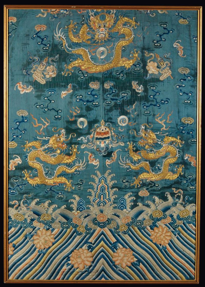 Tessuto in seta a fondo blu con ricamo dorato raffigurante dragoni, Cina, Dinastia Qing, XIX secolo  - Asta Fine Chinese Works of Art - Cambi Casa d'Aste
