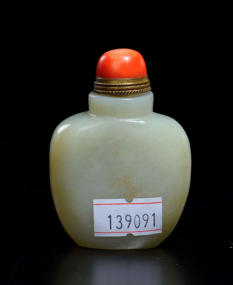 Snuff Bottle Scolpita in Giada Bianca, Cina, Dinastia Qing, XIX Secolo