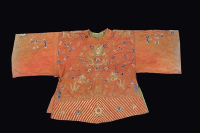 Veste in Seta a Fondo Rosa con Ricamo di Draghi Dorati, Cina, Dinastia Qing, XIX Secolo