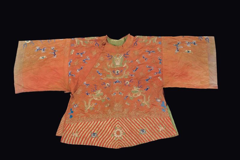 Veste in seta a fondo rosa con ricamo di draghi dorati, Cina, Dinastia Qing, XIX secolo  - Asta Fine Chinese Works of Art - Cambi Casa d'Aste