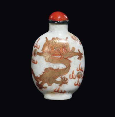 Snuff Bottle in Porcellana a Smalti Policromi con Decoro di Draghi, Cina, Dinastia Qing, Fine XIX...