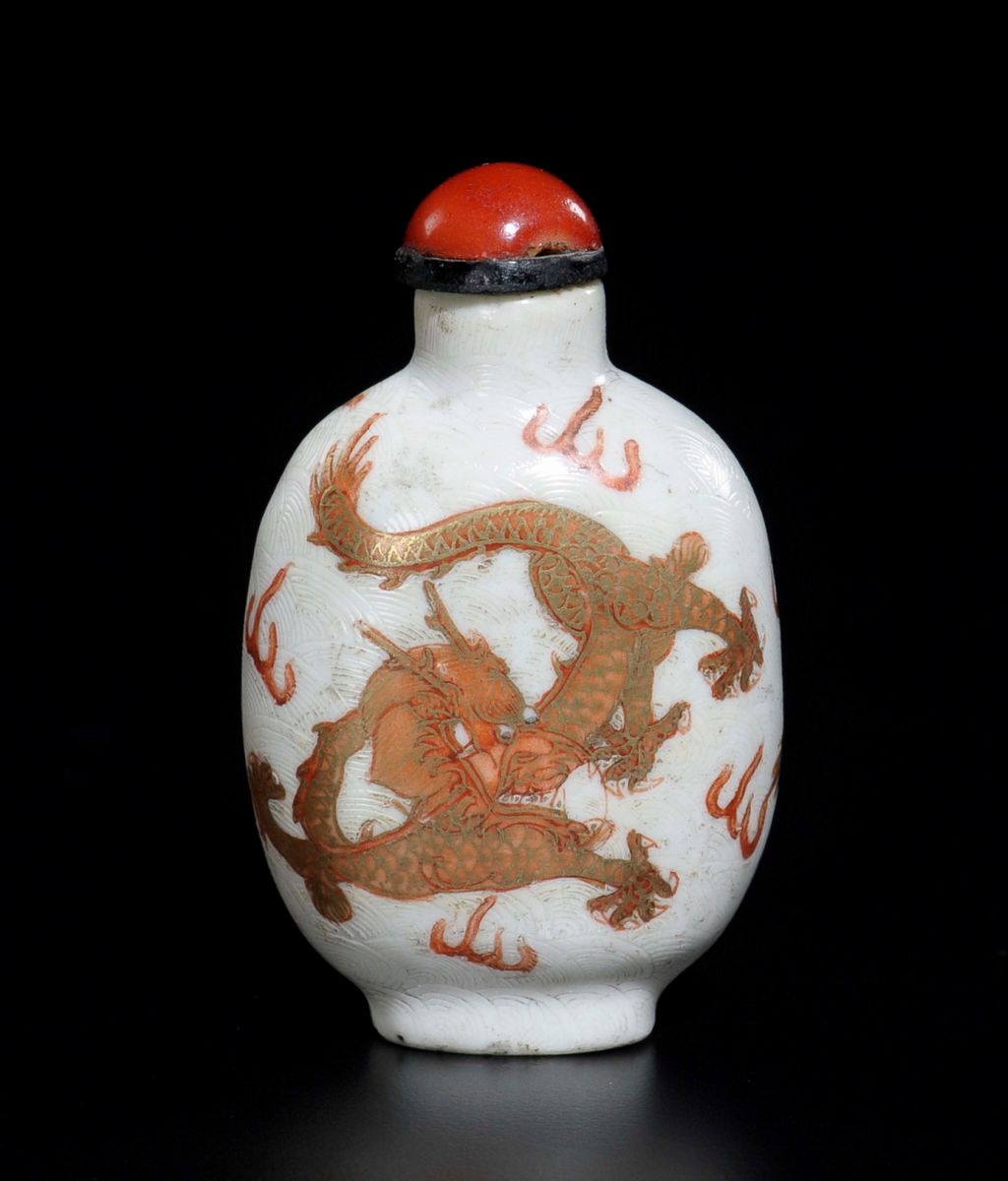 Snuff Bottle in Porcellana a Smalti Policromi con Decoro di Draghi, Cina, Dinastia Qing, Fine XIX...