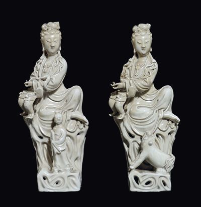 Due Guanyin Sedute in Porcellana Blanc De Chine, una con Cane di Pho e una con Fanciullo, Cina, I...