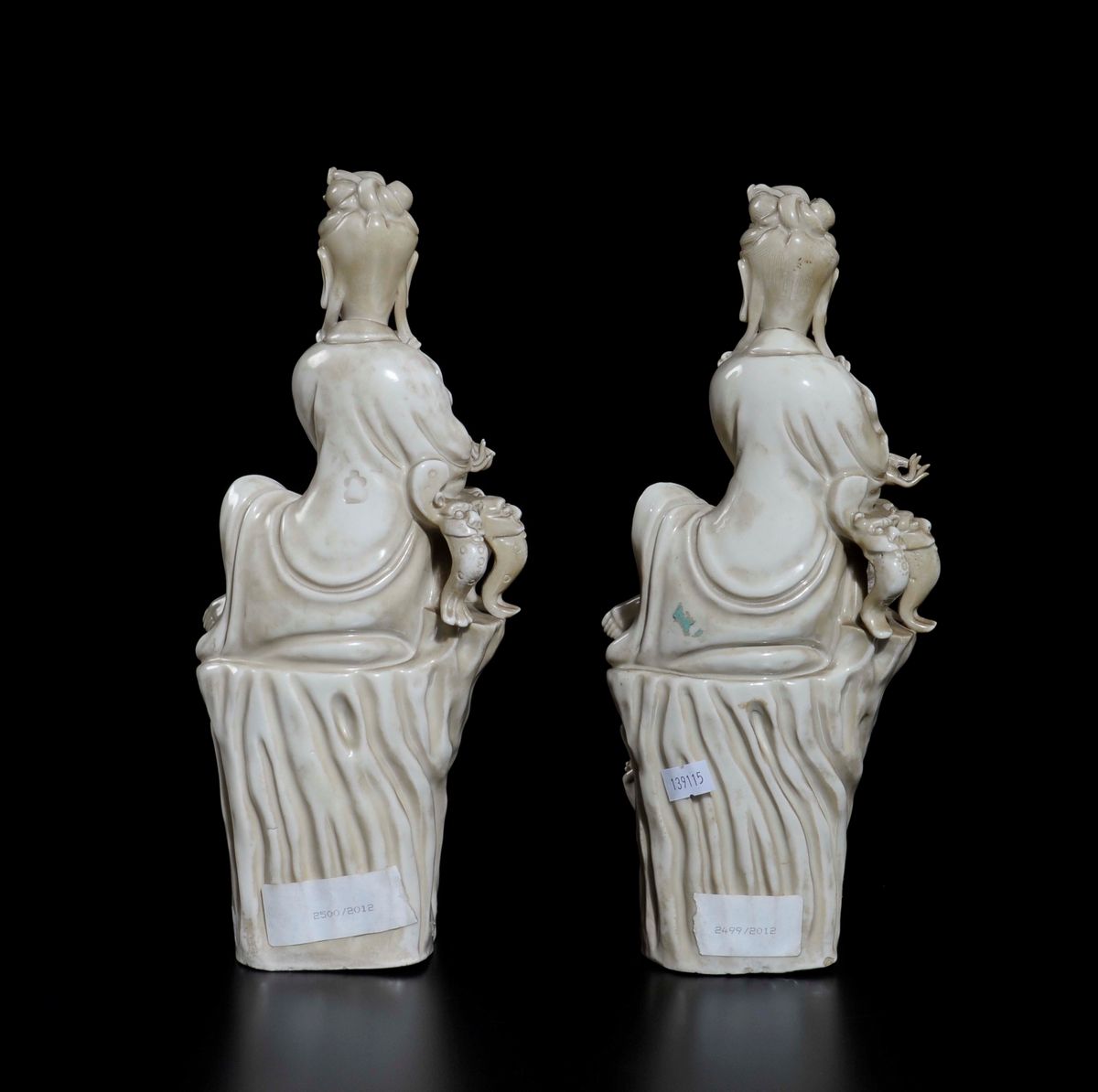 Due Guanyin Sedute in Porcellana Blanc De Chine, una con Cane di Pho e una con Fanciullo, Cina, I...