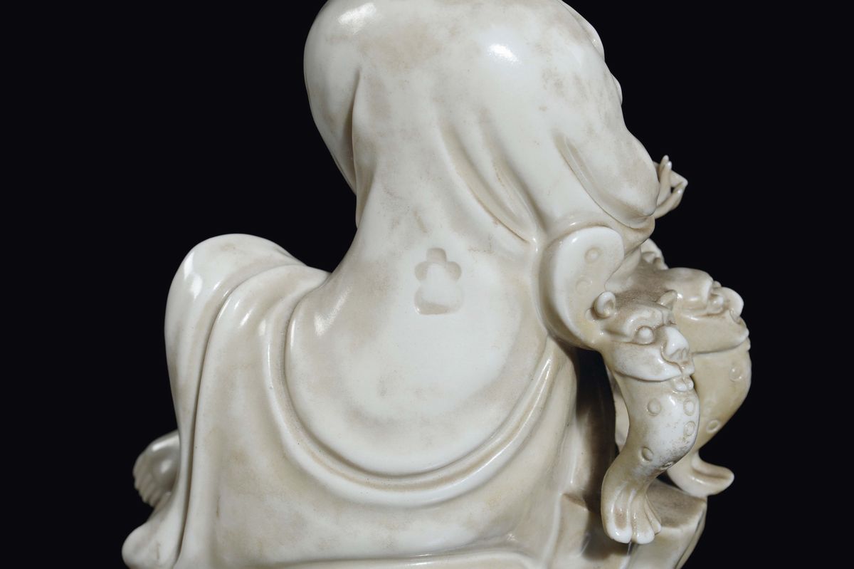 Due Guanyin Sedute in Porcellana Blanc De Chine, una con Cane di Pho e una con Fanciullo, Cina, I...