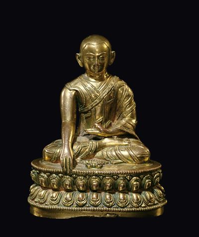 Figura di Lama in Bronzo Dorato Seduto su Doppio Fiore di Loto, Tibet, XVIII Secolo