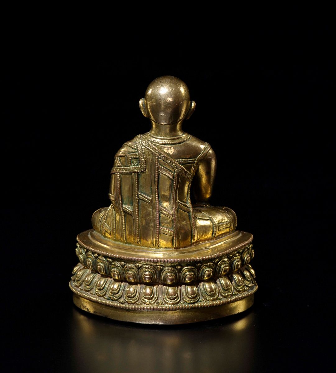Figura di Lama in Bronzo Dorato Seduto su Doppio Fiore di Loto, Tibet, XVIII Secolo