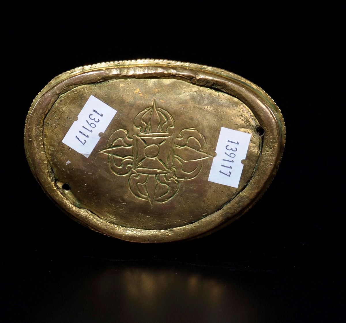 Figura di Lama in Bronzo Dorato Seduto su Doppio Fiore di Loto, Tibet, XVIII Secolo