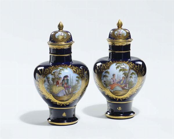 Coppia di potiches in porcellana policroma, Germania fine XIX secolo