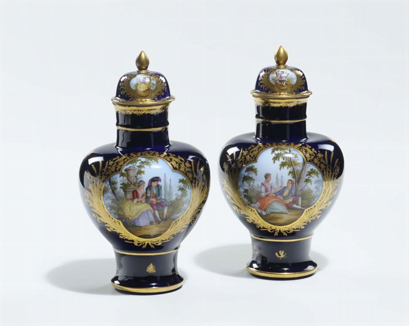 Coppia di potiches in porcellana policroma, Germania fine XIX secolo  - Asta Asta a Tempo Antiquariato - Cambi Casa d'Aste