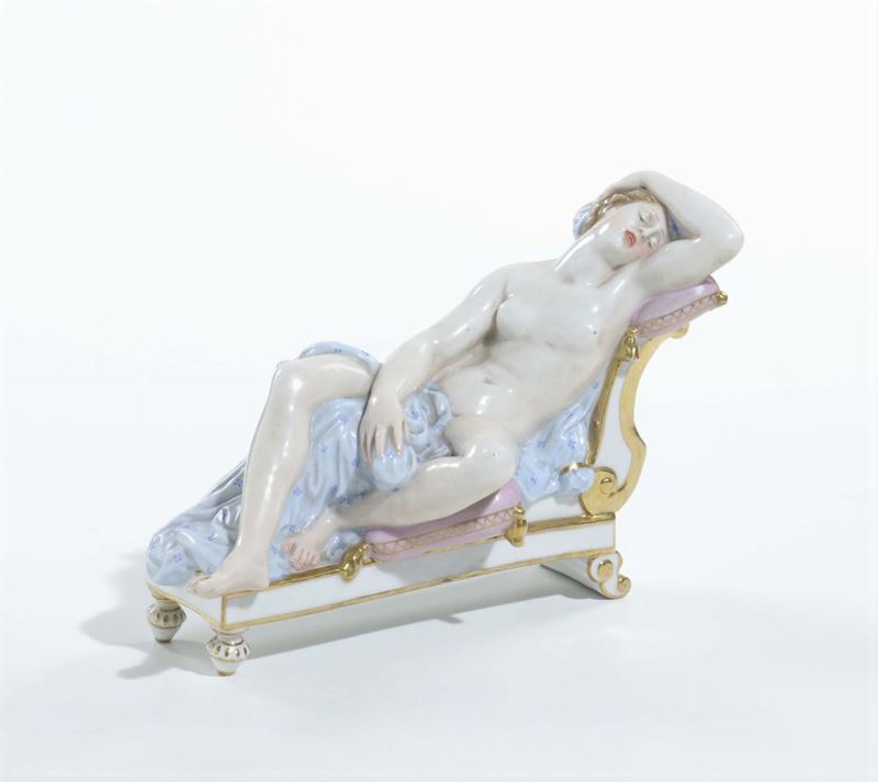 Figura in porcellana raffigurante Venere dormiente, XIX secolo  - Asta Arredi dalle dimore degli eredi Ercole Marelli e altre provenienze - Cambi Casa d'Aste