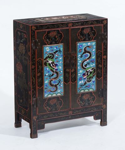 Credenza a Due Ante in Legno Laccato e Dipinto con Raffigurazione di Draghi, Cina, XX Secolo