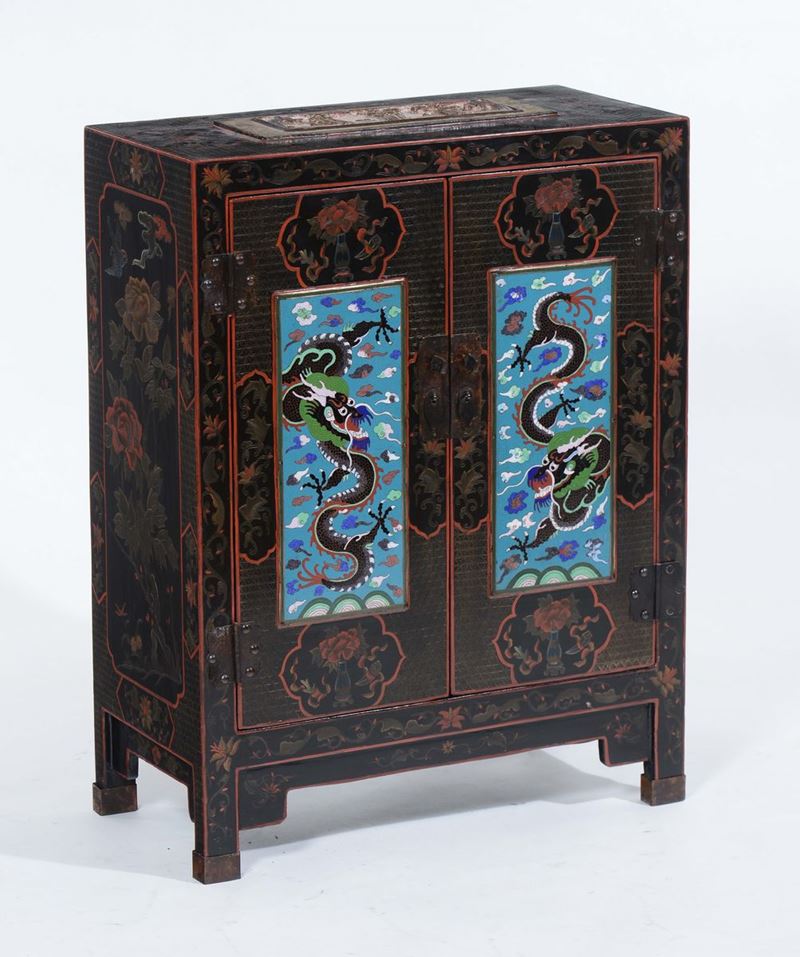 A lacquered wooden cabinet with two shutters depicting dragons, China, 20th century  - Auction Chinese Works of Art - Cambi Casa d'Aste