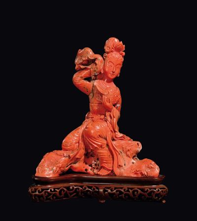 Figura di Guanyin Seduta con Vaso in Mano Scolpita in Corallo, Cina, Inizio XX Secolo