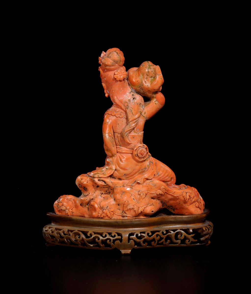 Figura di Guanyin Seduta con Vaso in Mano Scolpita in Corallo, Cina, Inizio XX Secolo