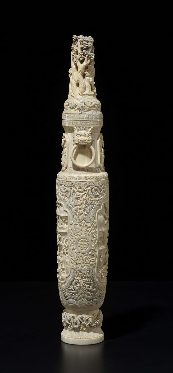 Vaso con Coperchio Scolpito in Avorio con Manici Ad Anelli e con Incise Scene di Vita Comune, Cin...