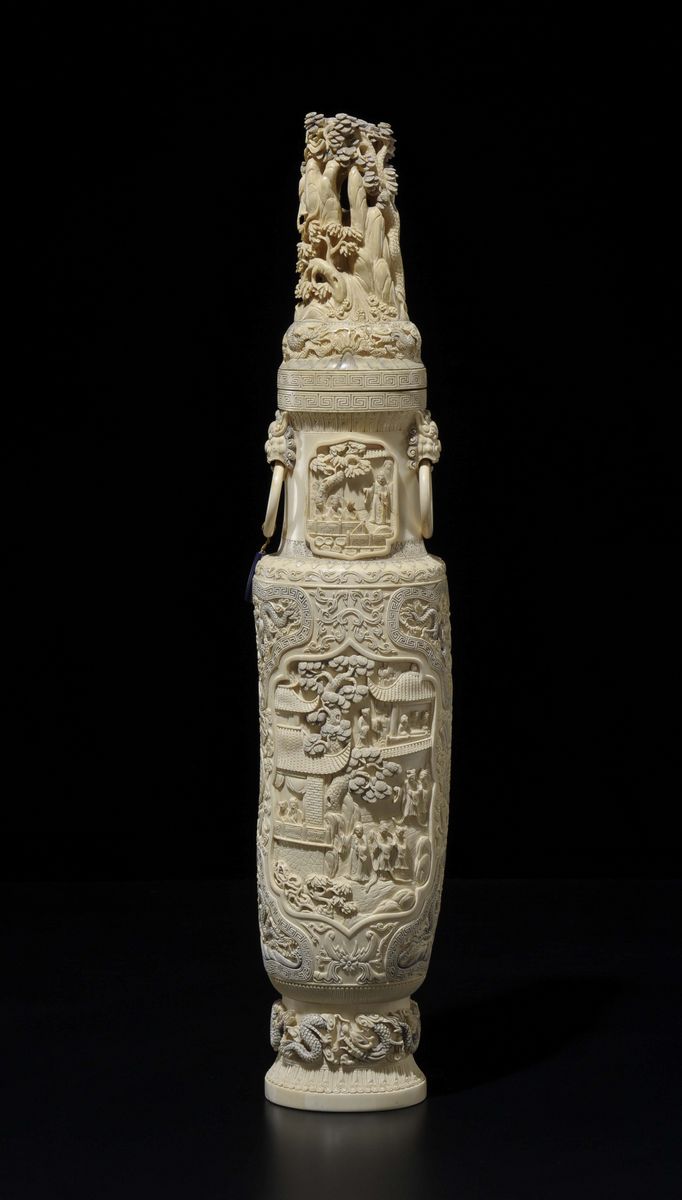 Vaso con Coperchio Scolpito in Avorio con Manici Ad Anelli e con Incise Scene di Vita Comune, Cin...