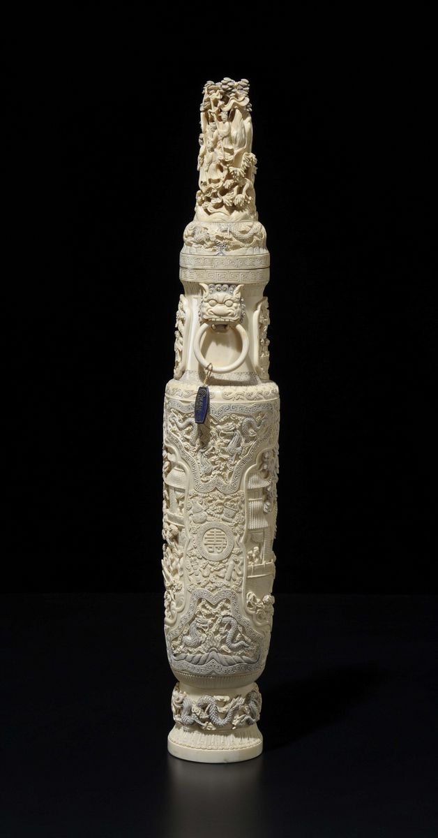 Vaso con Coperchio Scolpito in Avorio con Manici Ad Anelli e con Incise Scene di Vita Comune, Cin...