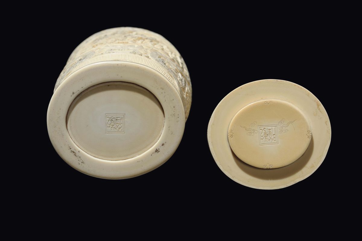 Vaso con Coperchio Scolpito in Avorio con Manici Ad Anelli e con Incise Scene di Vita Comune, Cin...