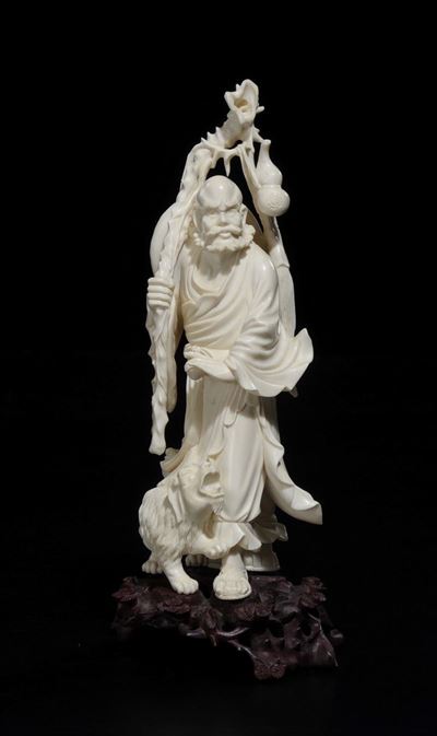 Scultura in Avorio Raffigurante Saggio con Cane e Bastone, Cina, Inizio XX Secolo