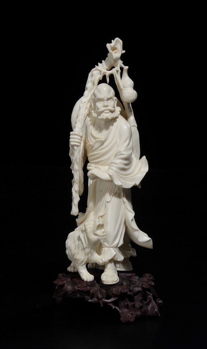 A carved ivory wise man with stick and dog group, China, early 20th century  - Auction Chinese Works of Art - Cambi Casa d'Aste