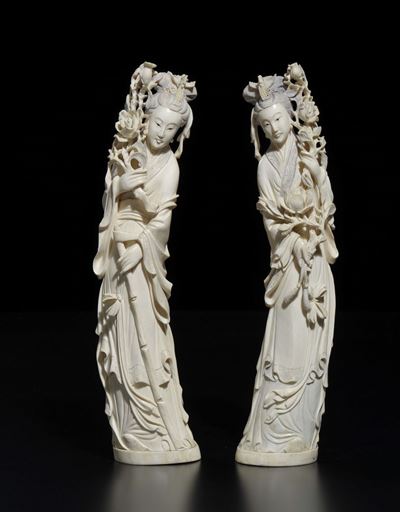 Coppia di Guanyin Scolpite in Avorio con Mazzi di Rose, Cina, Inizio XX Secolo