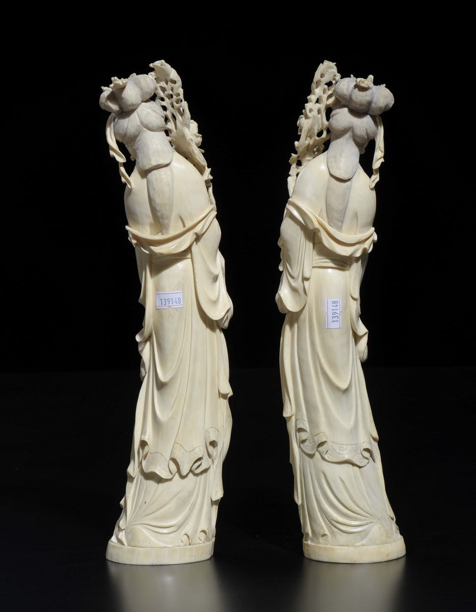 Coppia di Guanyin Scolpite in Avorio con Mazzi di Rose, Cina, Inizio XX Secolo