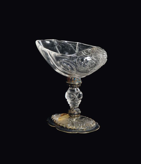 Piccola coppa in cristallo di rocca inciso e finiture in argento sbalzato cesellato e dorato,  Italia o Praga XVII secolo