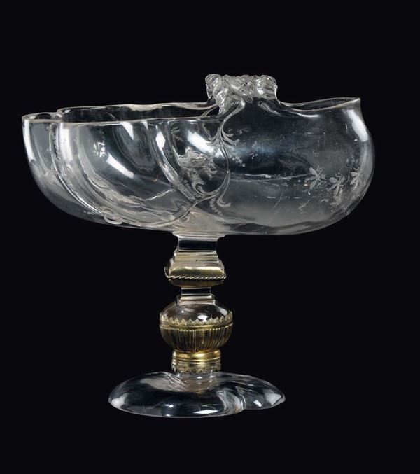 Grande coppa in cristallo di rocca a forma di nautilo polilobato inciso alla mola con motivi floreali e con api, Italia o centro Europa XVI-XVII secolo