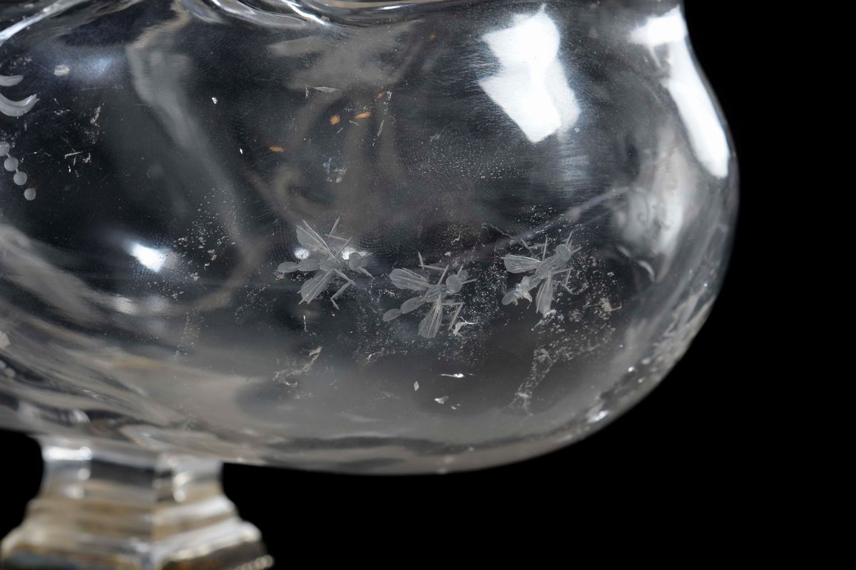 Grande Coppa in Cristallo di Rocca a Forma di Nautilo Polilobato Inciso alla Mola con Motivi Flor...