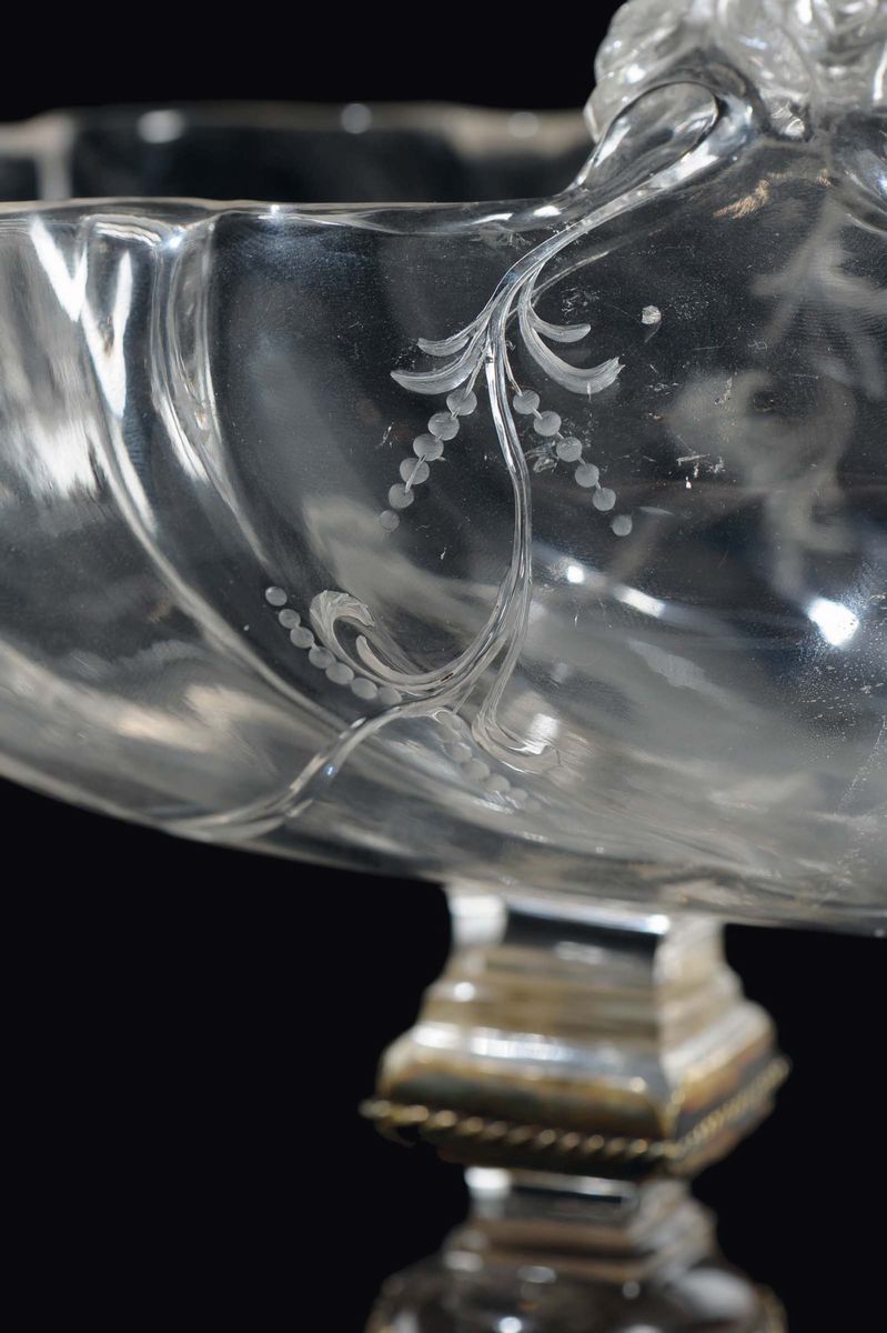 Grande Coppa in Cristallo di Rocca a Forma di Nautilo Polilobato Inciso alla Mola con Motivi Flor...