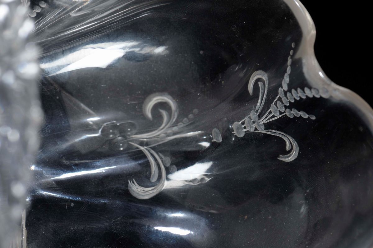 Grande Coppa in Cristallo di Rocca a Forma di Nautilo Polilobato Inciso alla Mola con Motivi Flor...