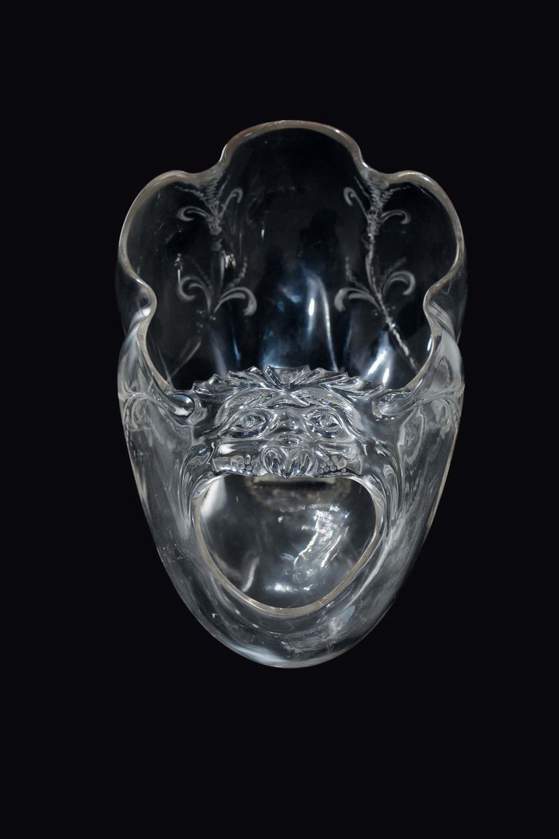 Grande Coppa in Cristallo di Rocca a Forma di Nautilo Polilobato Inciso alla Mola con Motivi Flor...