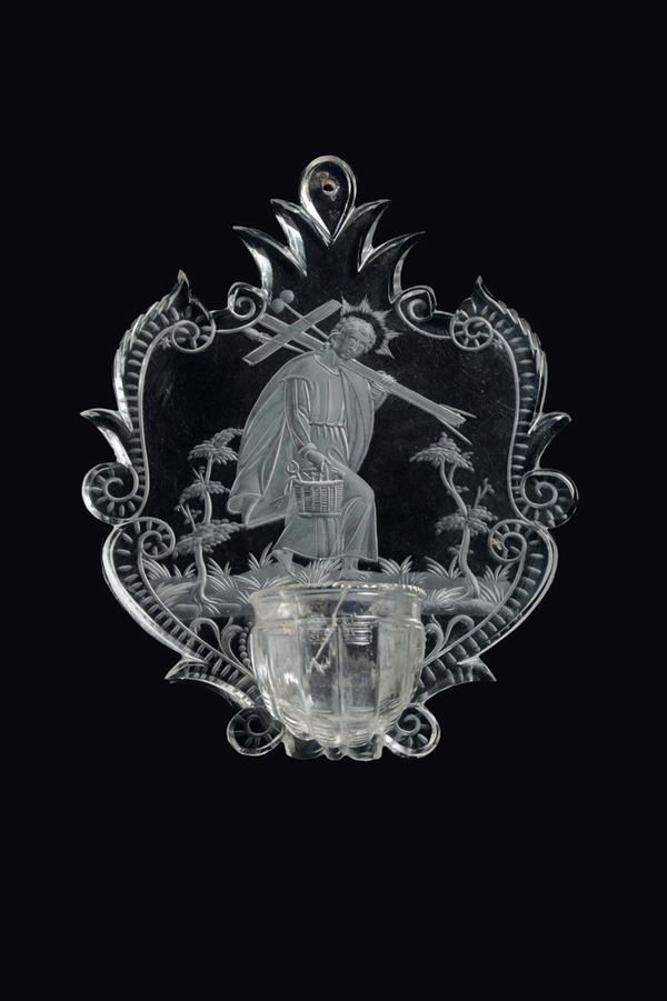 Acquasantiera in cristallo di rocca molato e inciso di forma mistilinea con raffigurazione centrale di Cristo con i simboli della Passione, Toscana Firenze XVII secolo