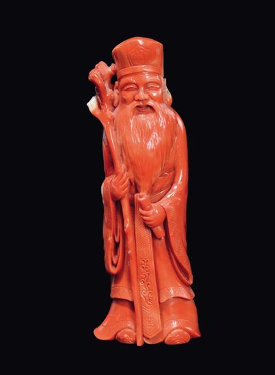Figura di Saggio Scolpito in Corallo con Bastone e Scroll in Mano, Cina, Inizio XX Secolo