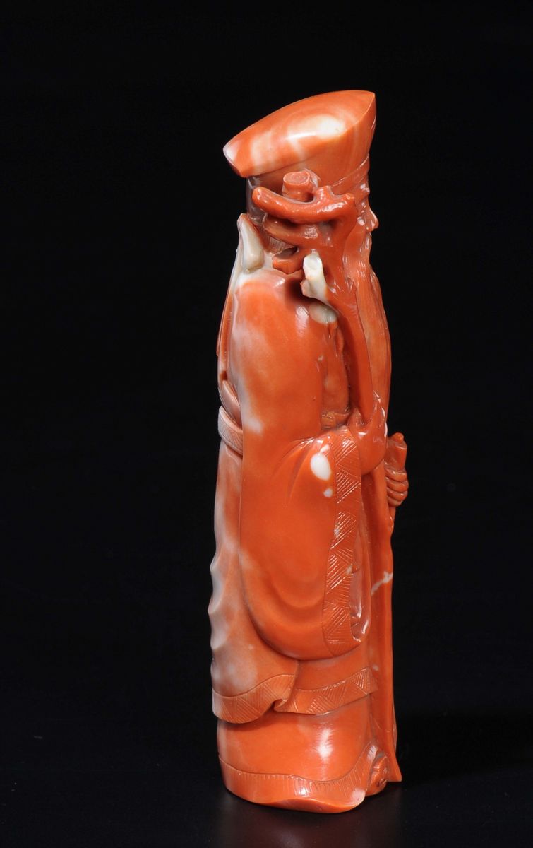 Figura di Saggio Scolpito in Corallo con Bastone e Scroll in Mano, Cina, Inizio XX Secolo