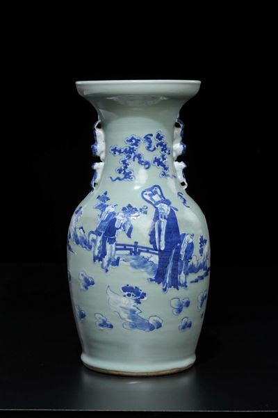 Vaso in Porcellana Celadon con Raffigurazioni Bianche e Blu di Attendente e Fanciulli, Cina, Iniz...