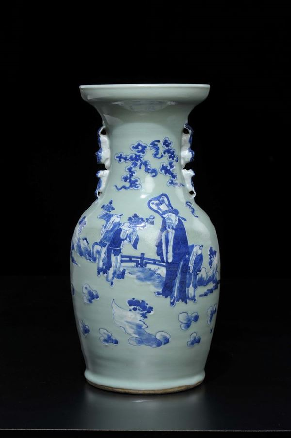 Vaso in porcellana Celadon con raffigurazioni bianche e blu di attendente e fanciulli, Cina, inizio XX secolo