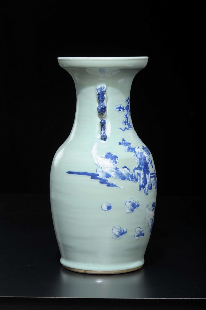 Vaso in Porcellana Celadon con Raffigurazioni Bianche e Blu di Attendente e Fanciulli, Cina, Iniz...