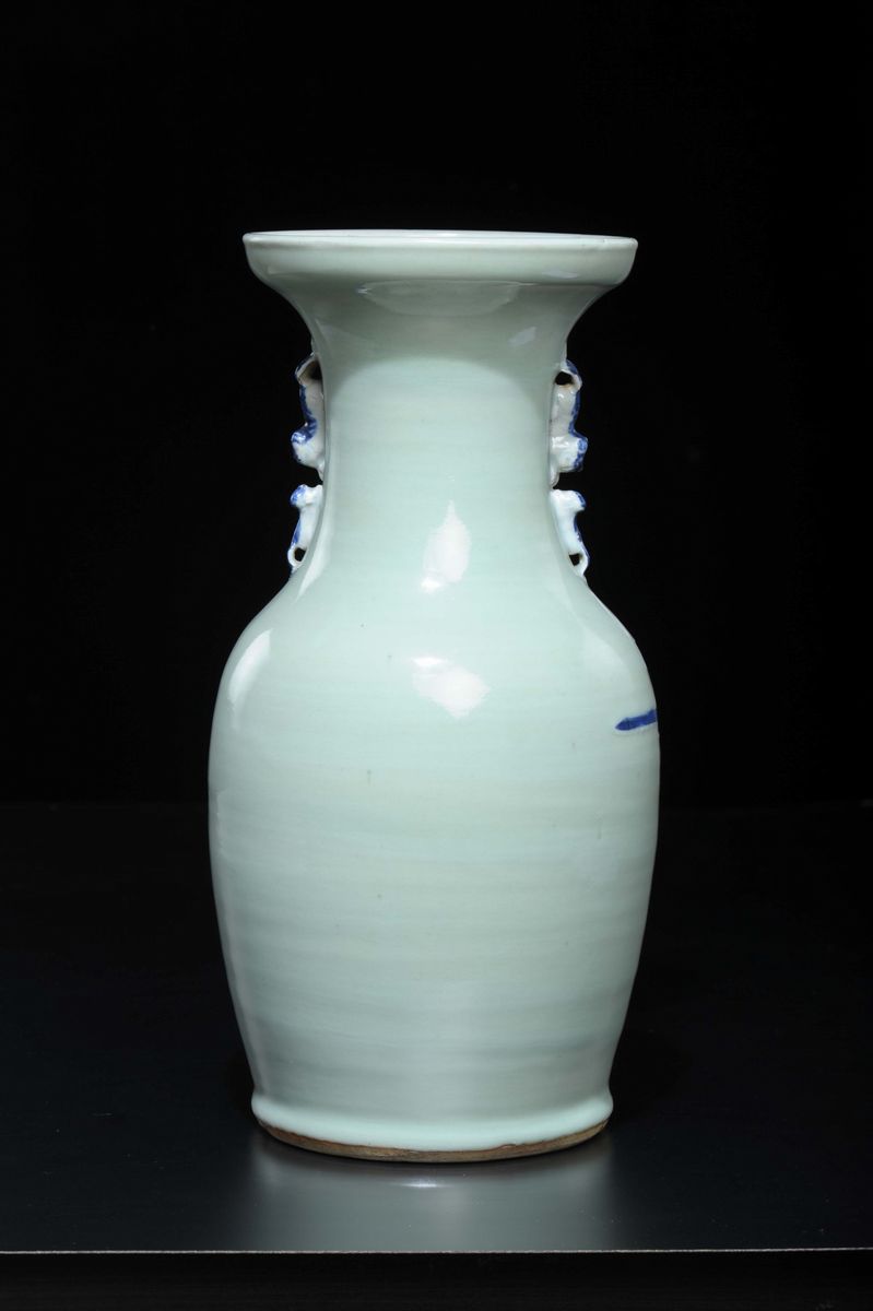 Vaso in Porcellana Celadon con Raffigurazioni Bianche e Blu di Attendente e Fanciulli, Cina, Iniz...