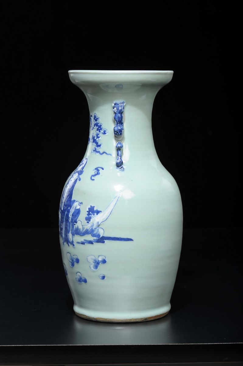 Vaso in Porcellana Celadon con Raffigurazioni Bianche e Blu di Attendente e Fanciulli, Cina, Iniz...