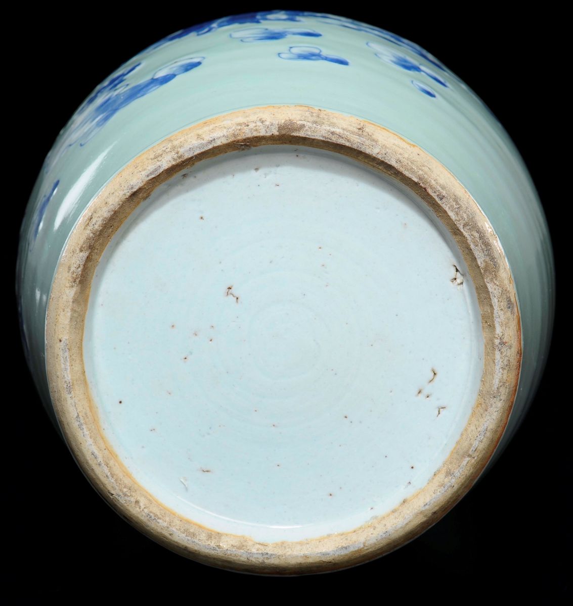 Vaso in Porcellana Celadon con Raffigurazioni Bianche e Blu di Attendente e Fanciulli, Cina, Iniz...