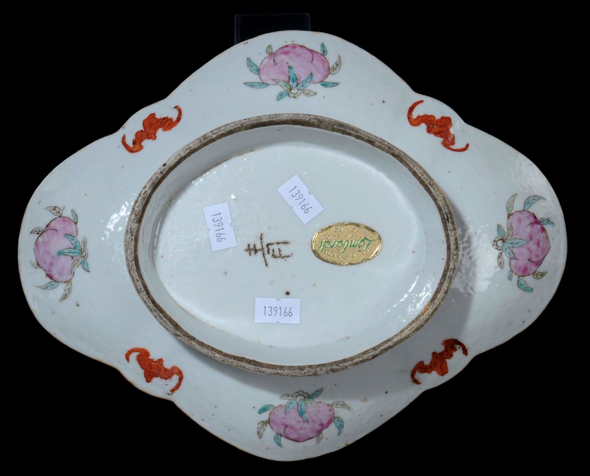 Alzatina in Porcellana a Smalti Policromi con Fiori, Farfalle e Pipistrelli Rossi, Cina, Dinastia...