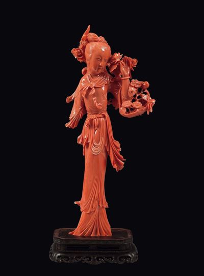 Figura di Guanyin Scolpita in Corallo con Cestino di Fiori e Falce Dietro la Schiena, Cina, Inizi...
