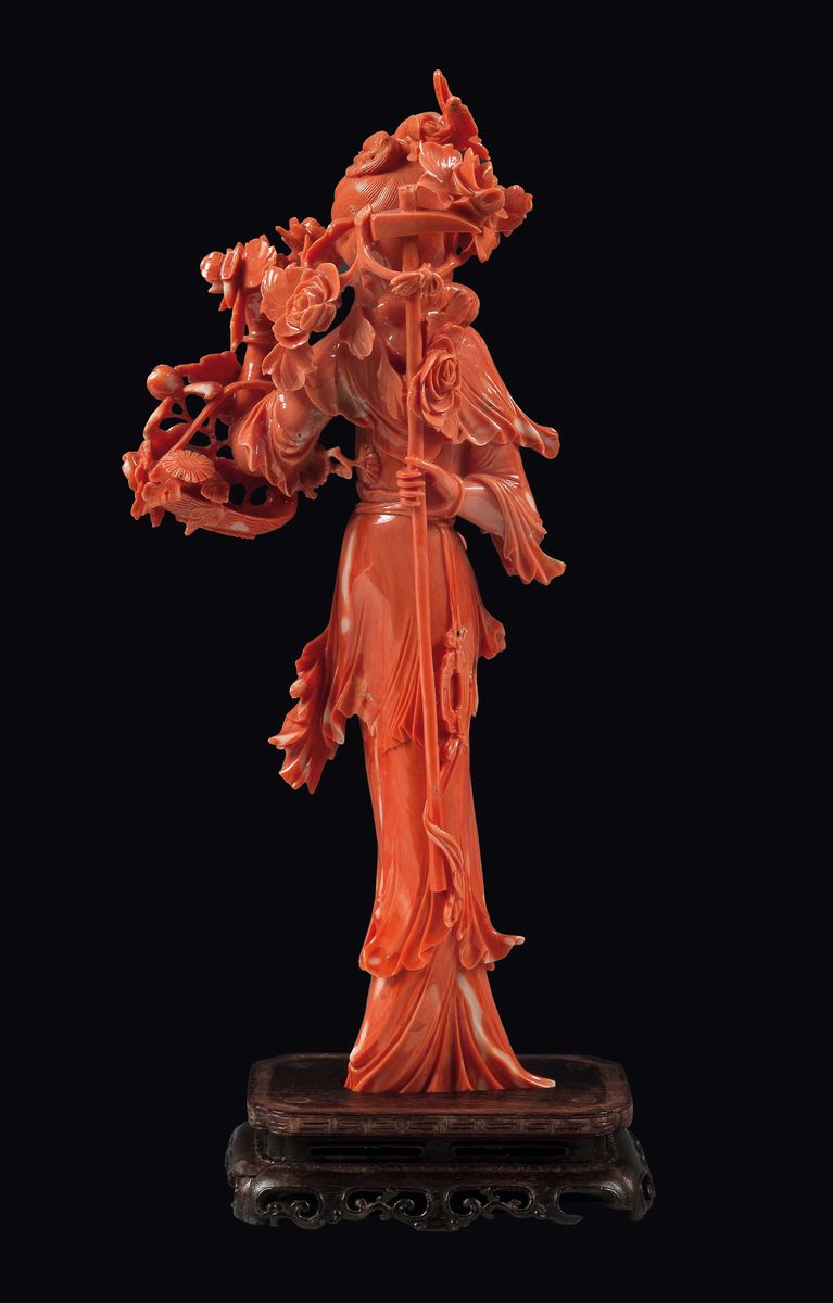 Figura di Guanyin Scolpita in Corallo con Cestino di Fiori e Falce Dietro la Schiena, Cina, Inizi...